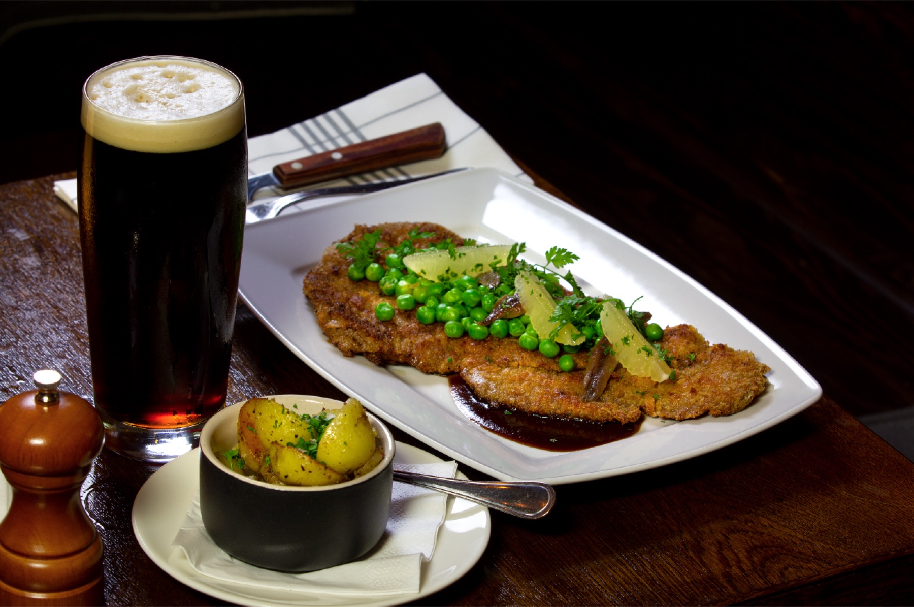 Kalvschnitzel med en mörk öl