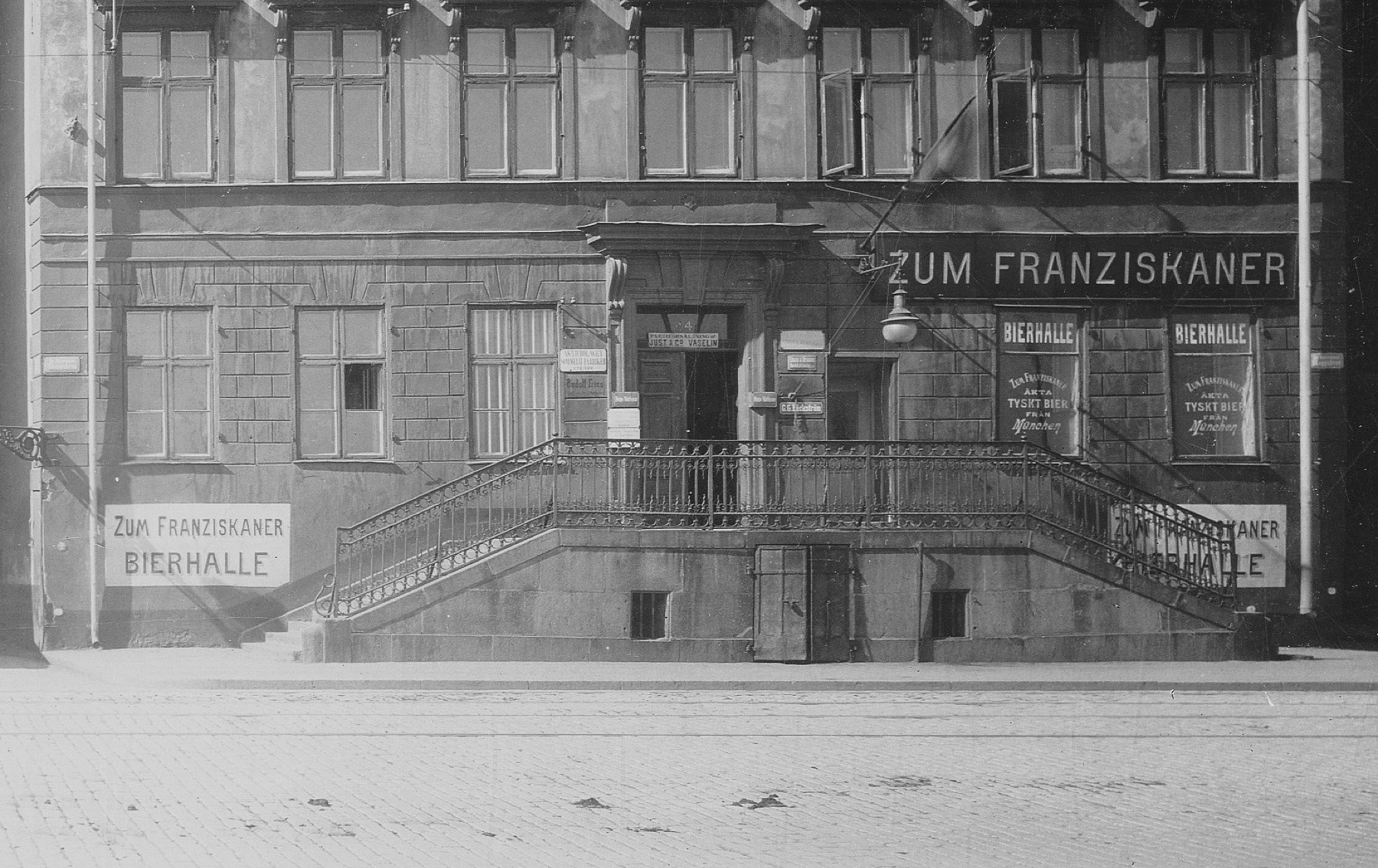 Det gamla huset på Skeppsbron med skylten Zum Franziskaner, fotograferat före rivningen