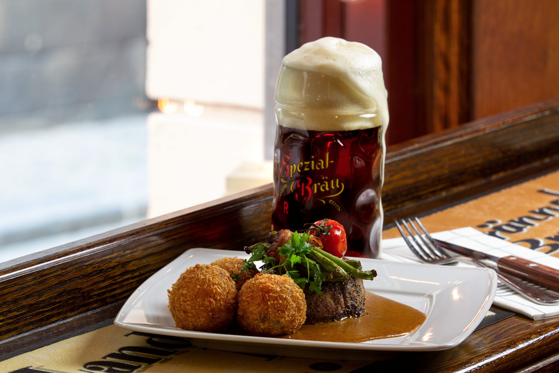 Pepparstek med friterade kroketter och pepparsås, med en sejdel mörk Spezial-Bräu bakom