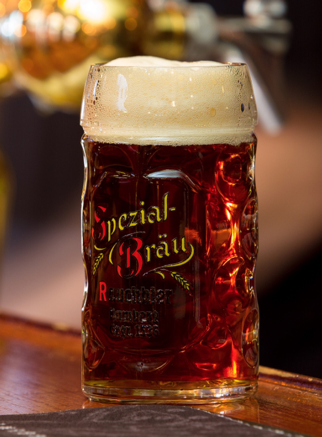 En stor sejdel Spezial Bräu i motljus