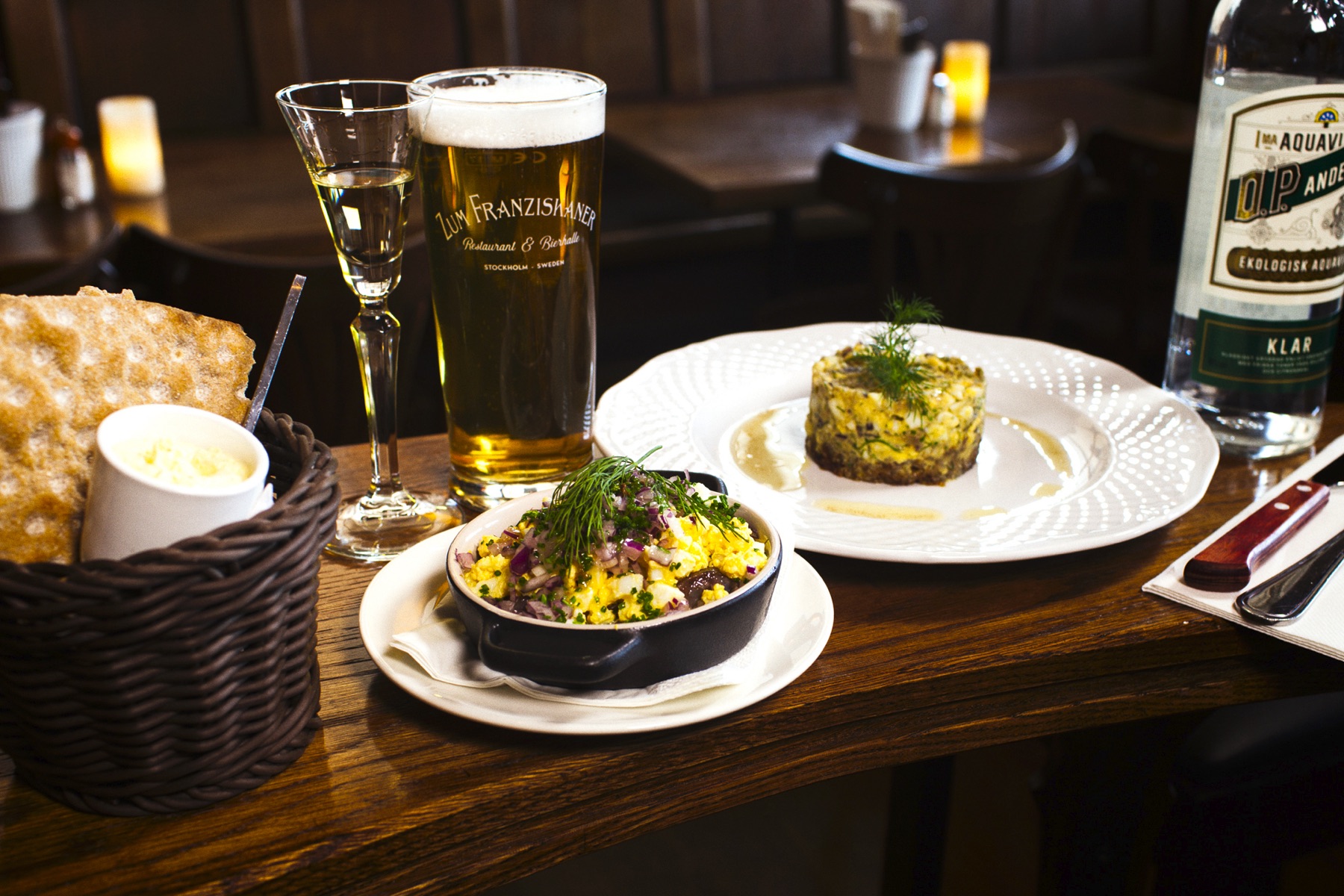 Ljummen gubbröra i lerpotta och på kavring, med en Zum Franziskaner-sejdel, ett snapsglas och knäckebröd